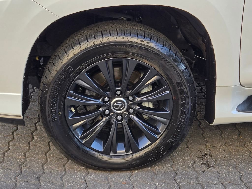 Used 2023 Lexus GX 460 Luxury w/ Sport Design Package image 9