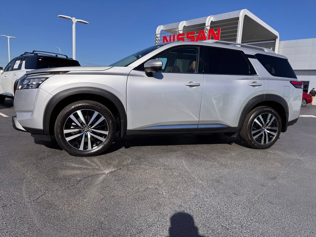 Used 2025 Nissan Pathfinder Platinum w/ Cargo Package AWD/4WD image 2
