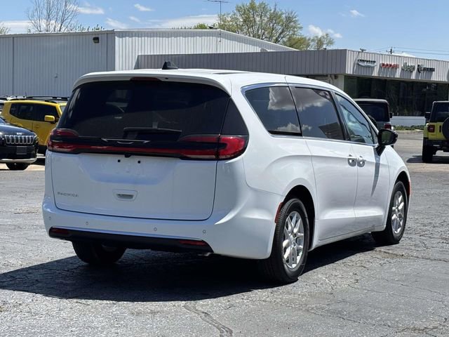 New 2027 Chrysler Pacifica Select FWD image 31
