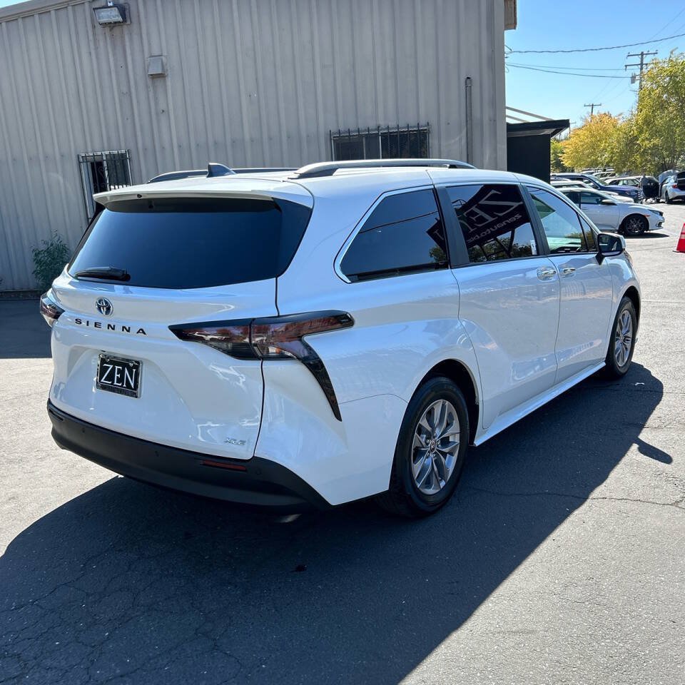 Used 2025 Toyota Sienna XLE w/ XLE Plus Package FWD image 5