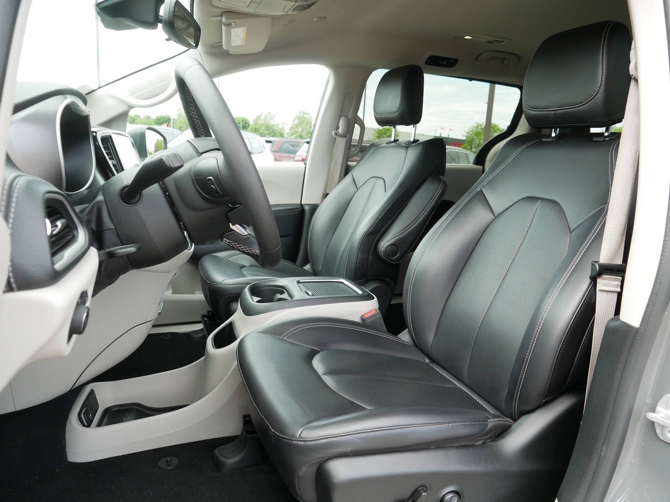 Used 2023 Chrysler Pacifica Touring-L AWD/4WD image 33