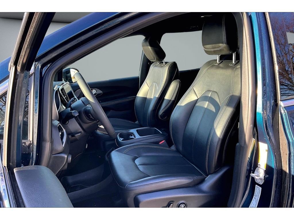 Used 2025 Chrysler Pacifica Select image 22