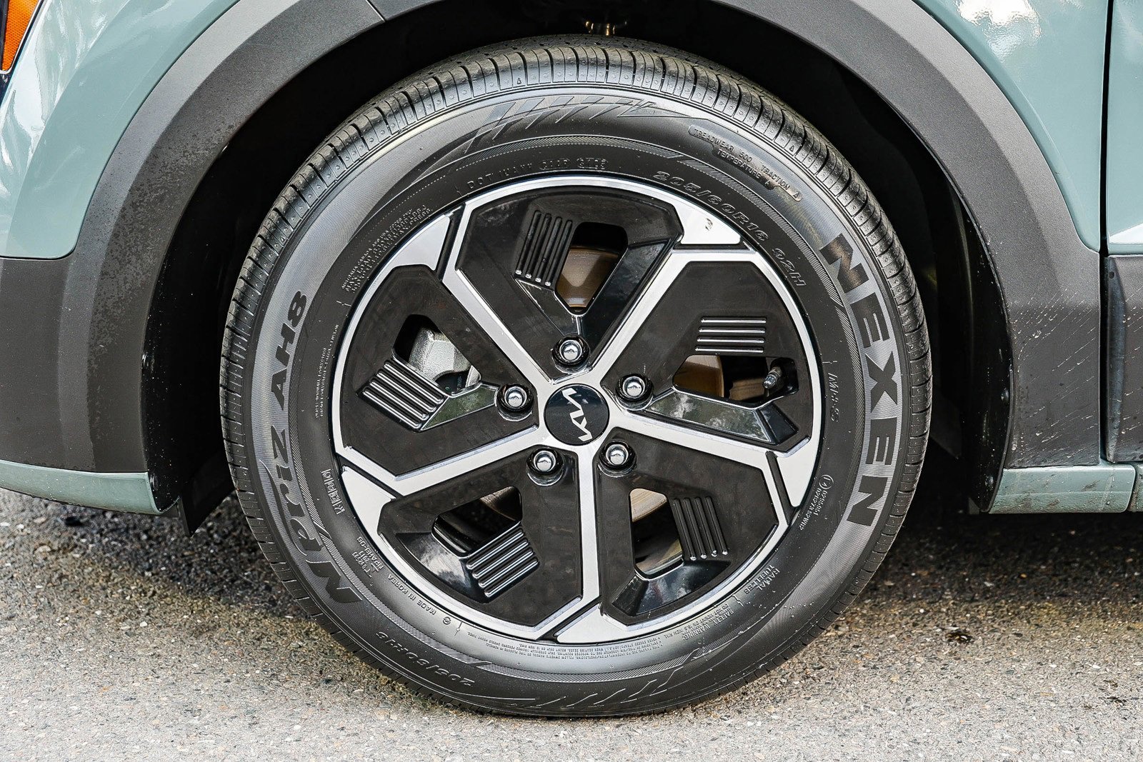 Used 2023 Kia Niro EX image 10