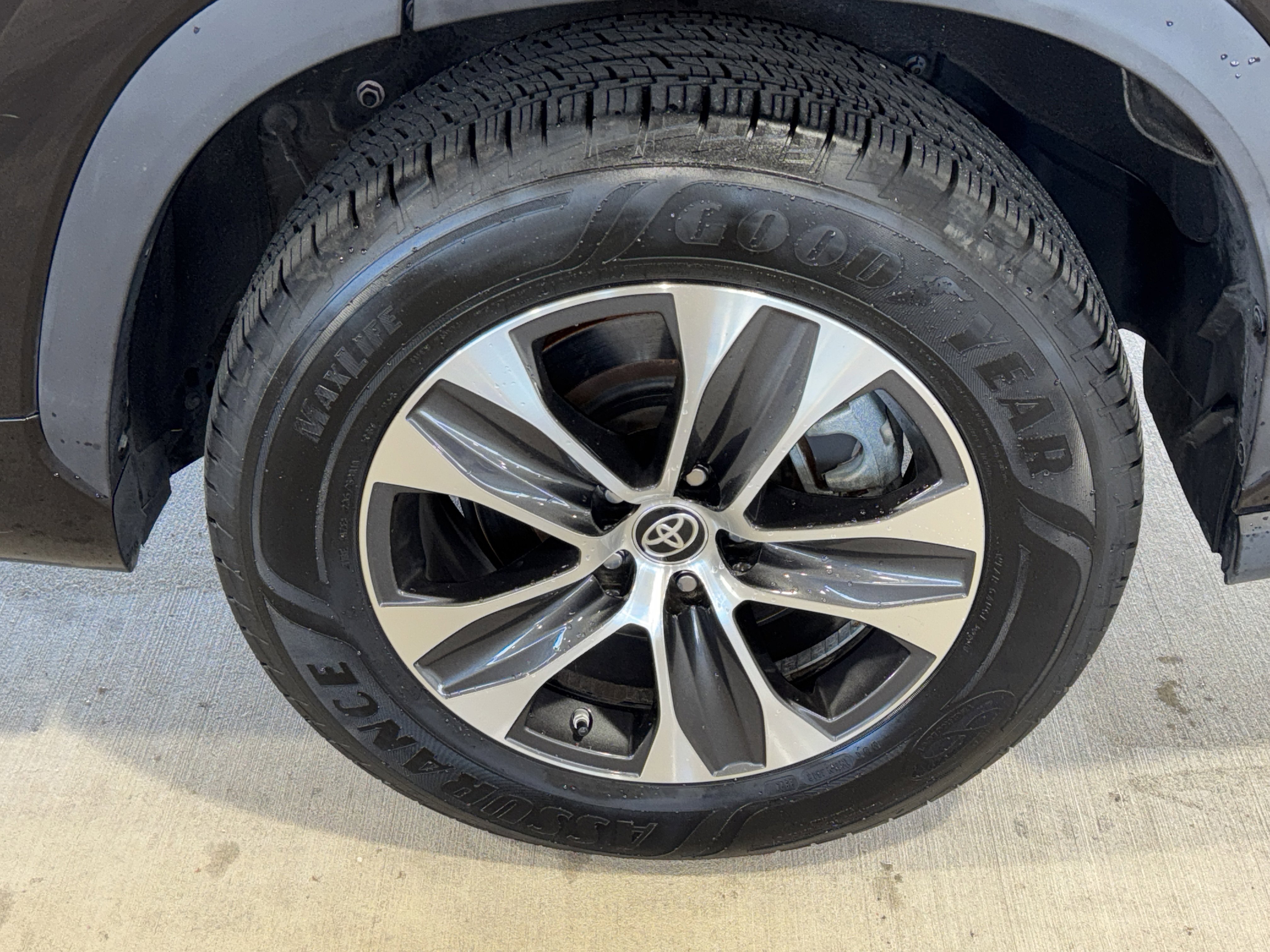 Used 2021 Toyota Highlander XLE image 38