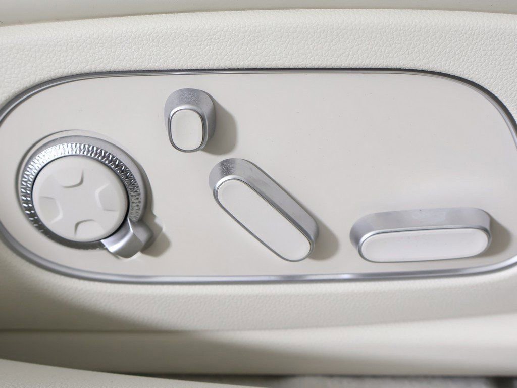 Used 2025 Genesis G90 3.5T image 43