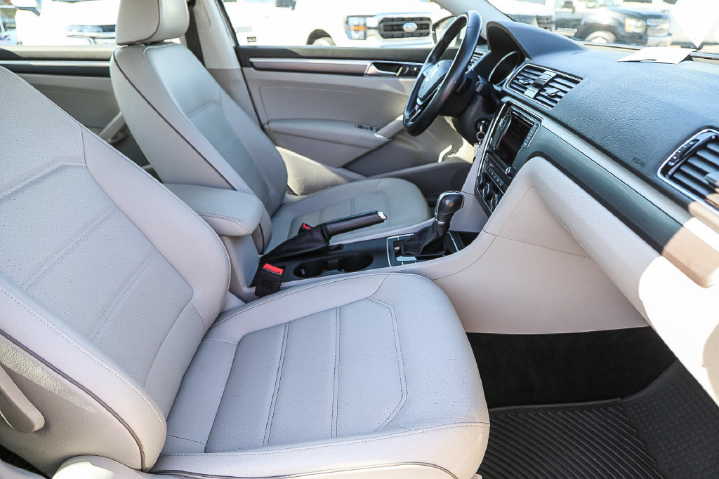 Used 2018 Volkswagen Passat 2.0T R-Line FWD image 36