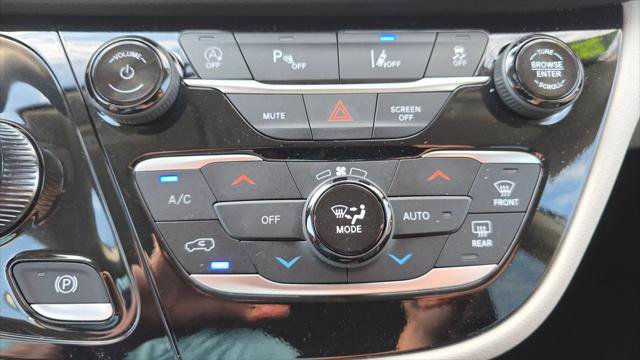 Certified 2024 Chrysler Pacifica Touring-L FWD image 38