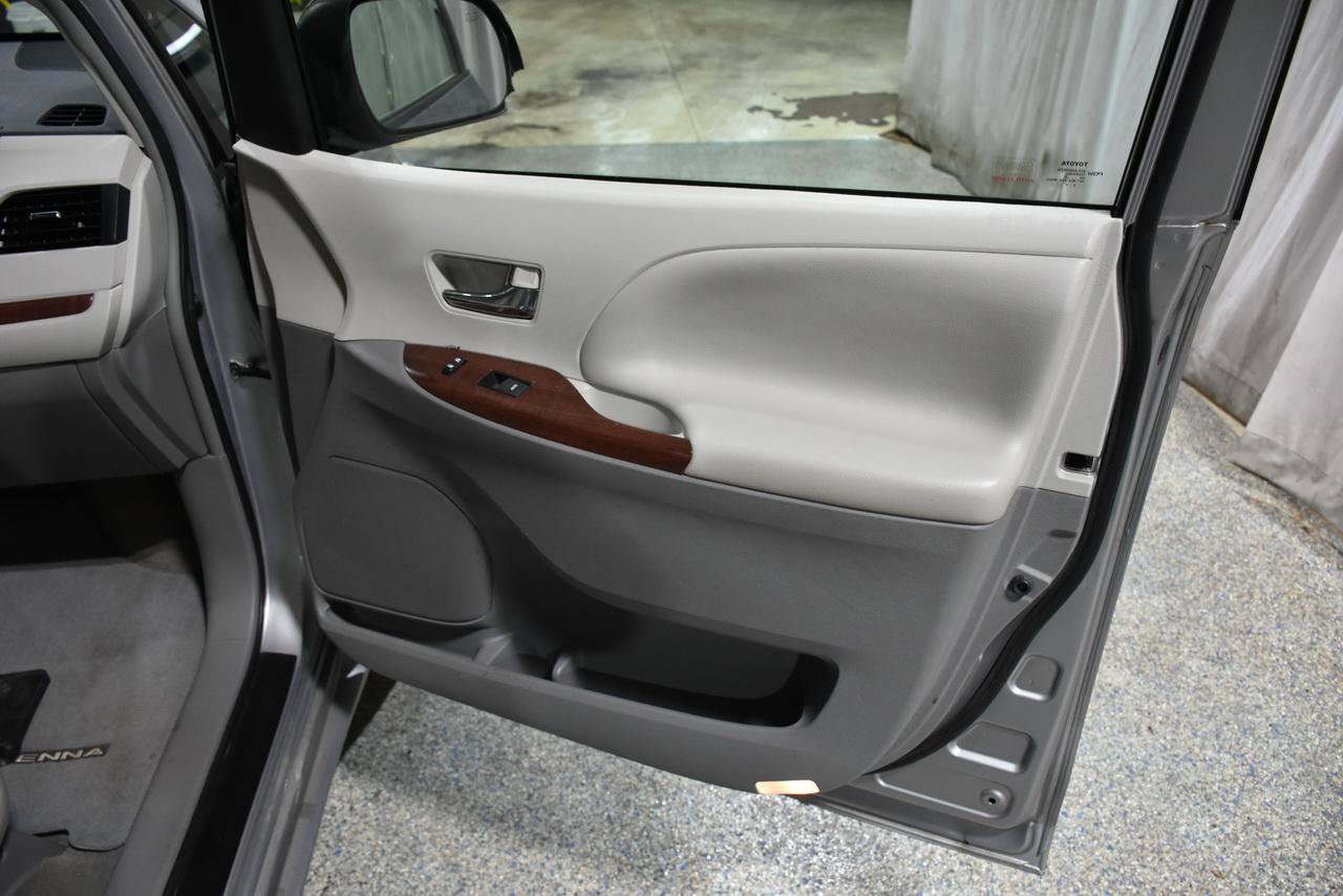 Used 2012 Toyota Sienna XLE FWD image 40