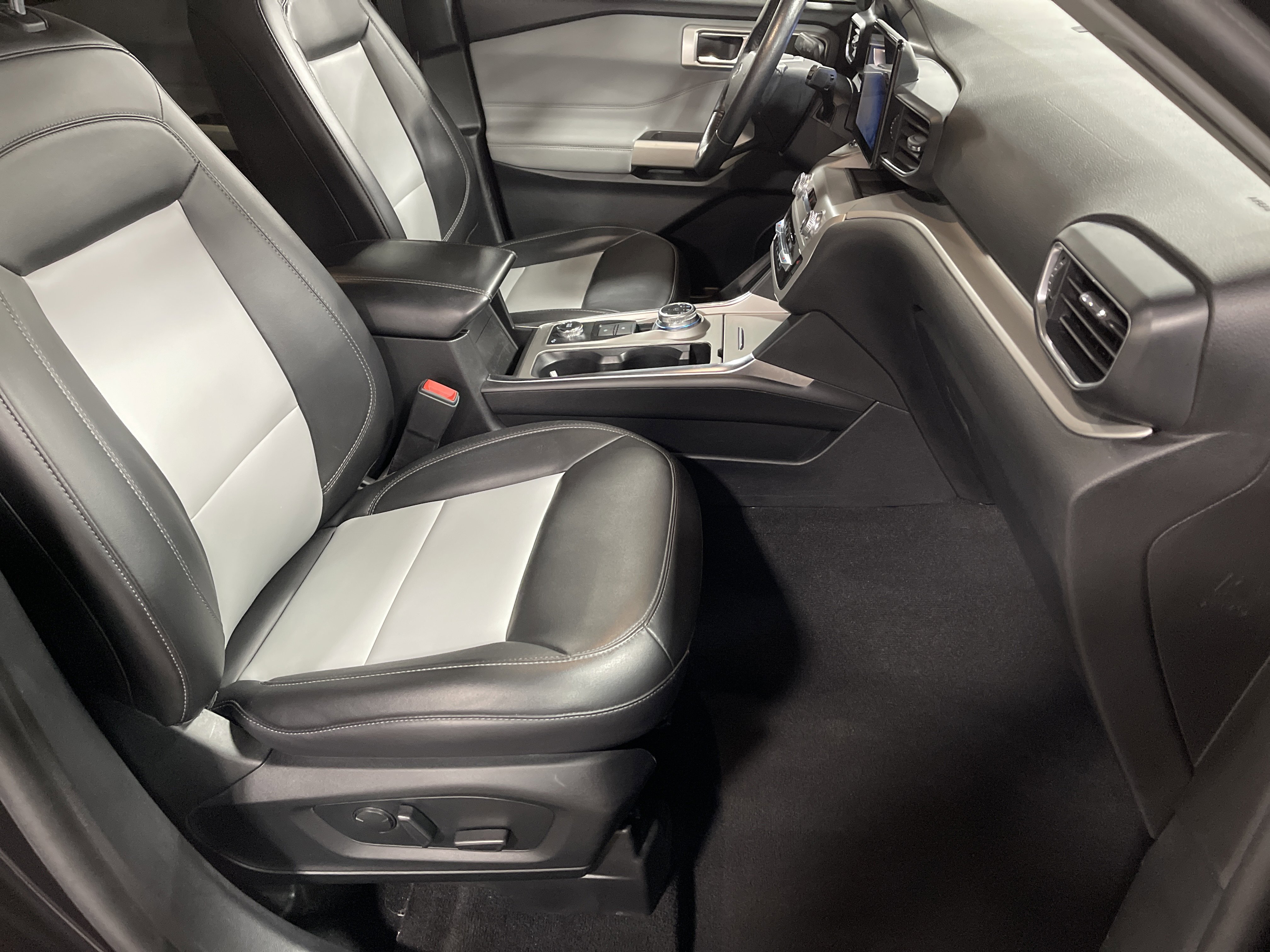 Used 2022 Ford Explorer XLT w/ Equipment Group 202A image 17