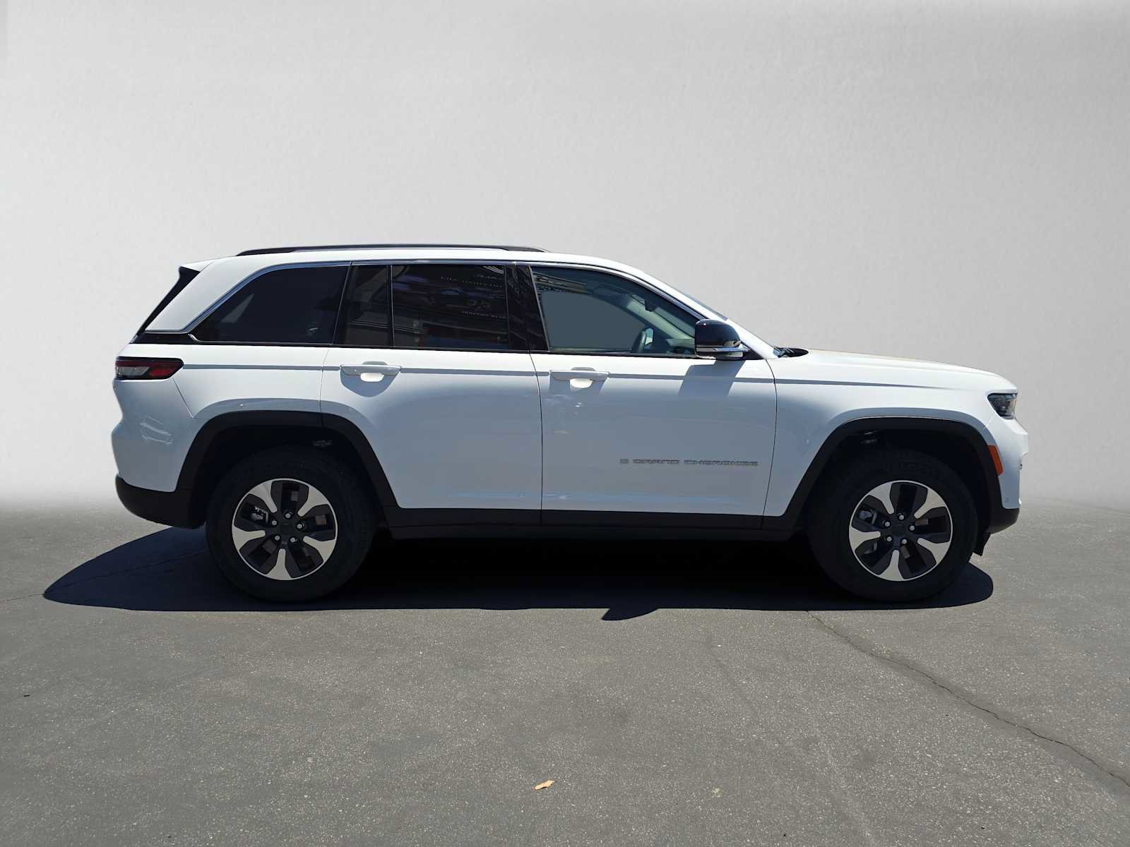 Used 2022 Jeep Grand Cherokee Limited 4xe w/ Luxury Tech Group II AWD/4WD image 2