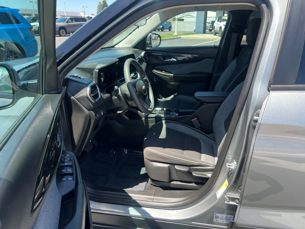 Used 2025 Chevrolet TrailBlazer LT AWD/4WD image 19