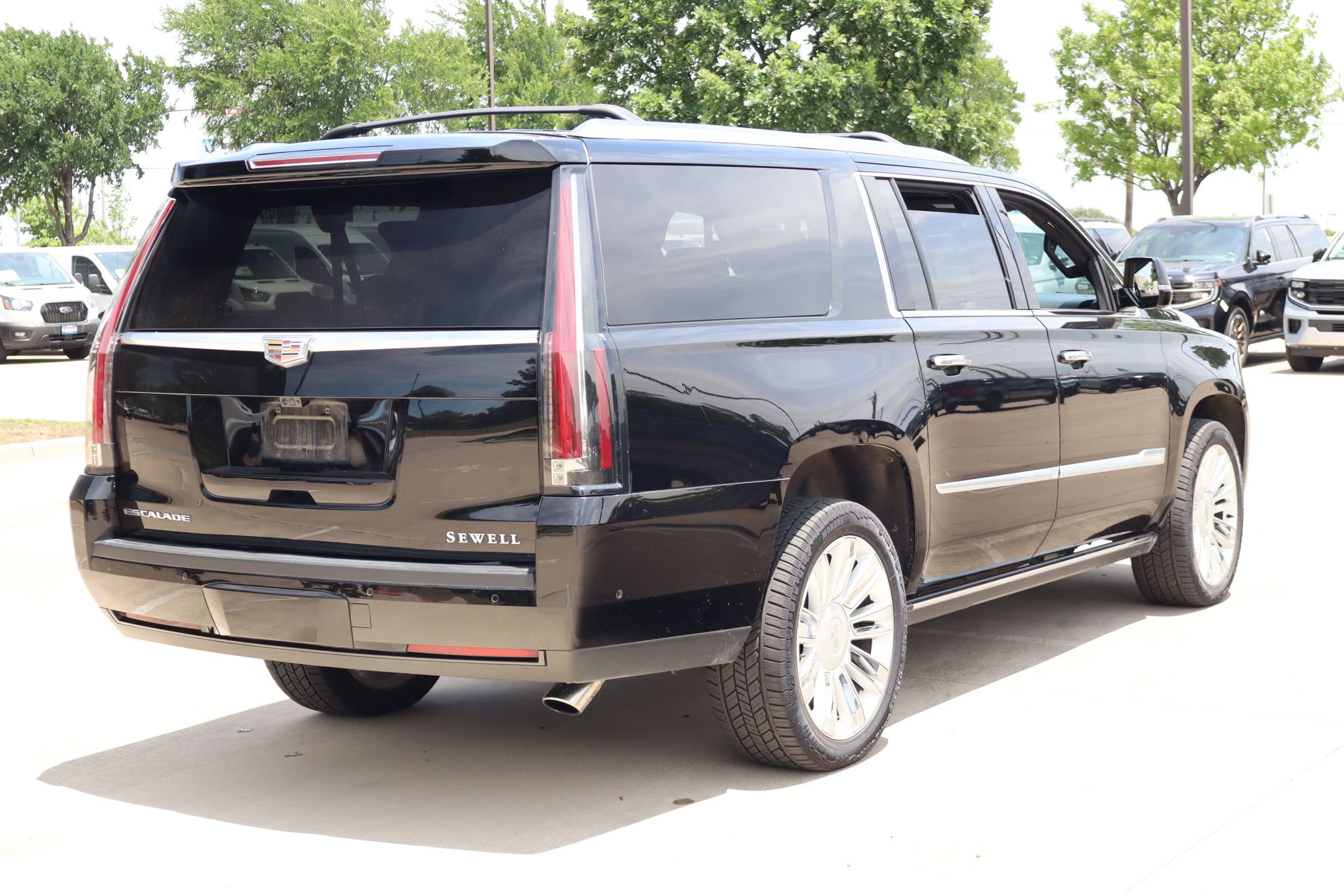 Used 2020 Cadillac Escalade ESV Platinum AWD/4WD image 3