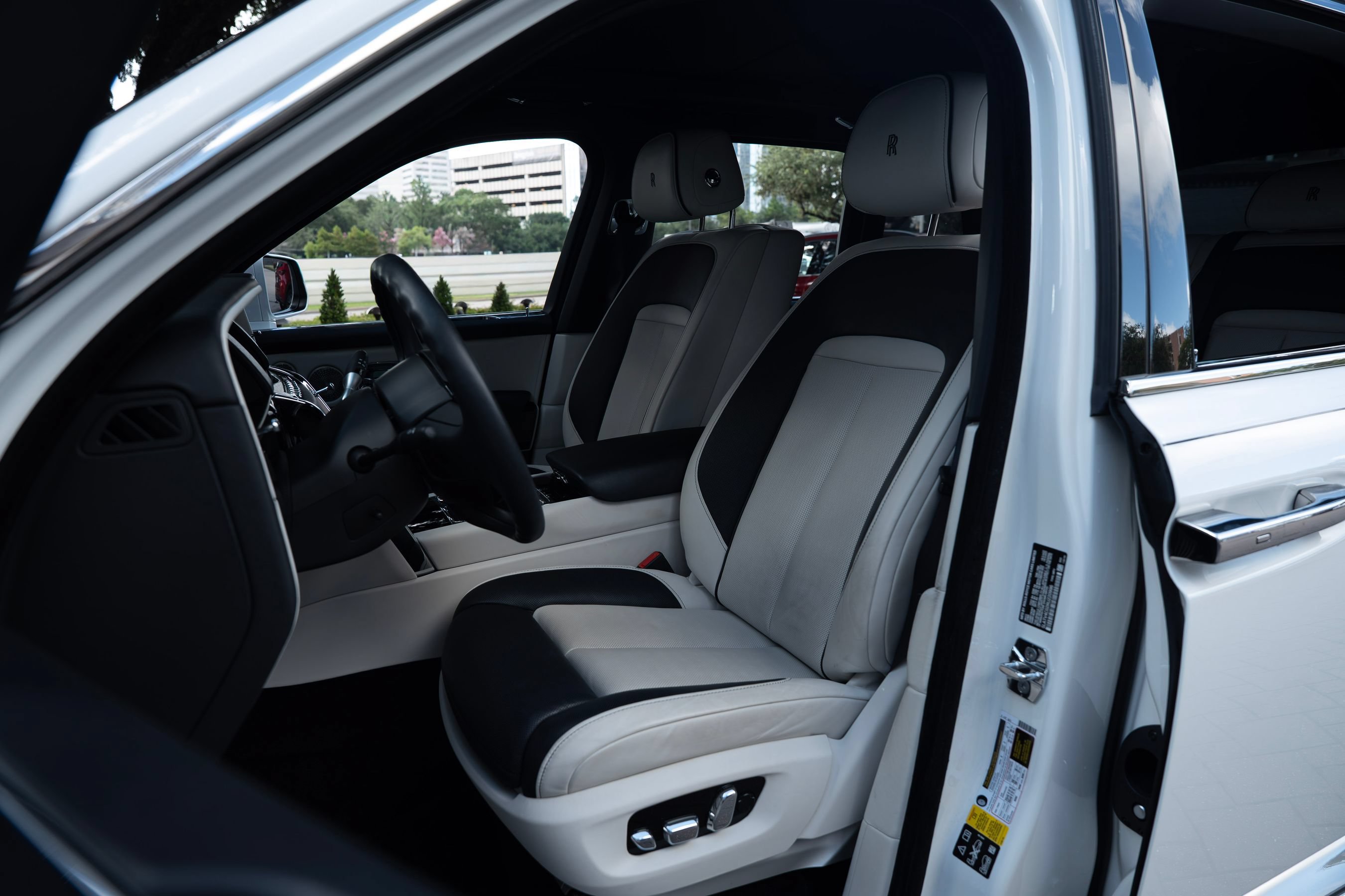 Used 2024 Rolls-Royce Cullinan AWD/4WD image 8