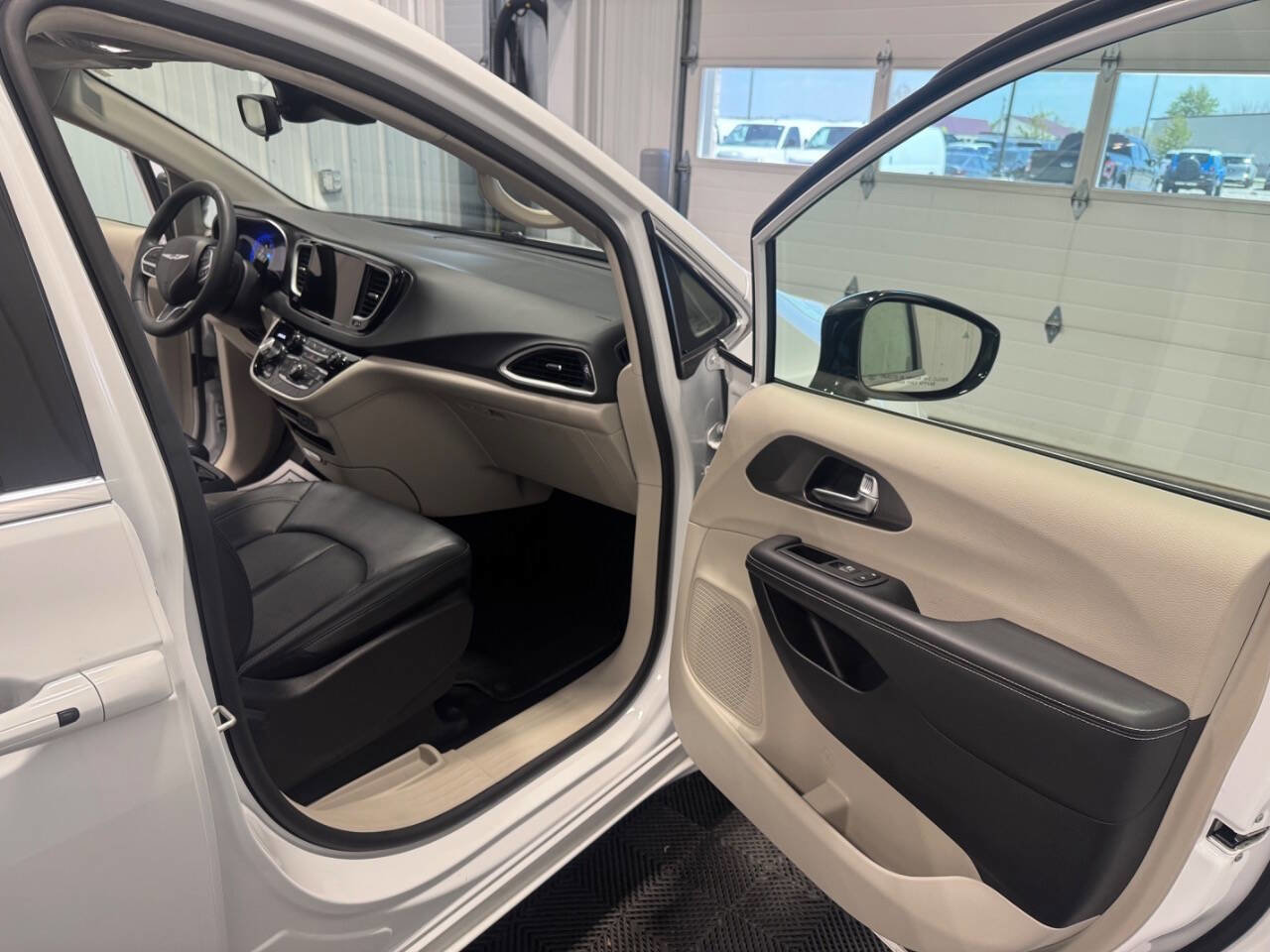Used 2024 Chrysler Pacifica Touring-L FWD image 17