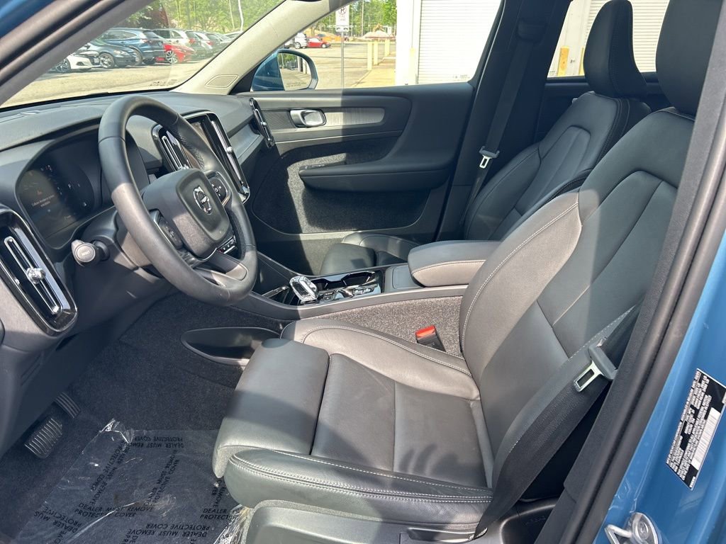 Used 2025 Volvo XC40 B5 Plus AWD/4WD image 15
