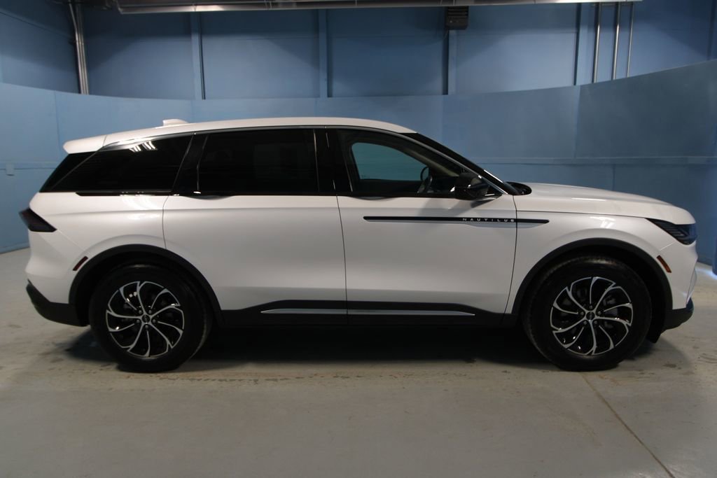 Used 2025 Lincoln Nautilus Premier image 36
