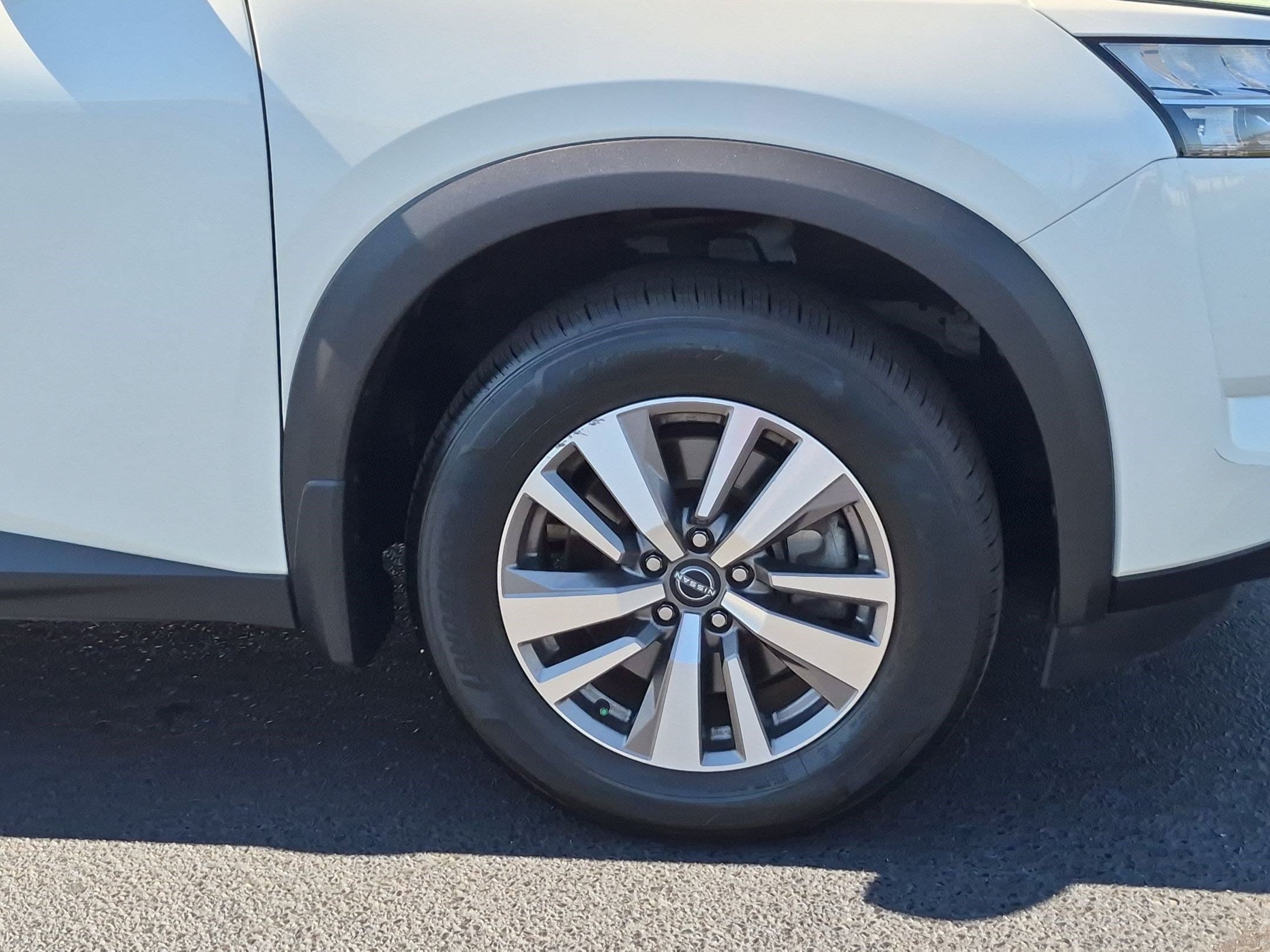 Used 2023 Nissan Pathfinder SL w/ Lighting Package (N92) FWD image 10
