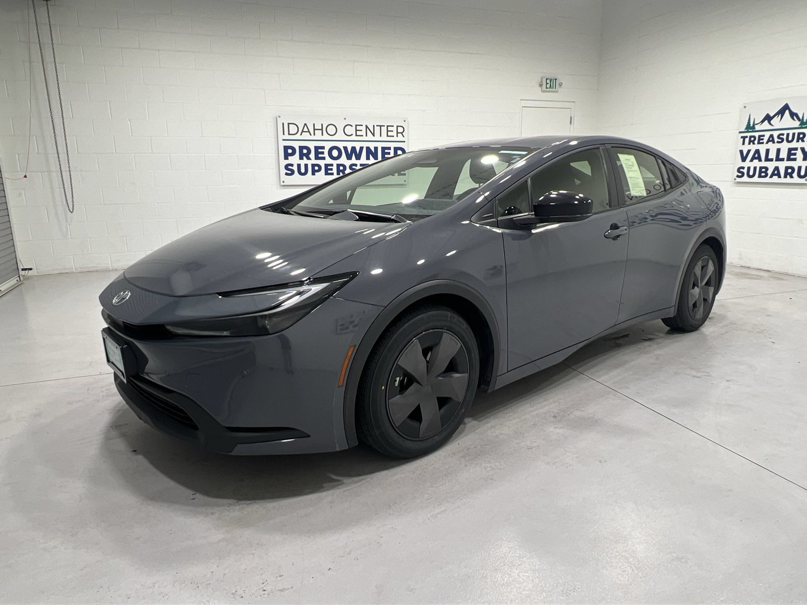 Used 2025 Toyota Prius LE FWD image 4
