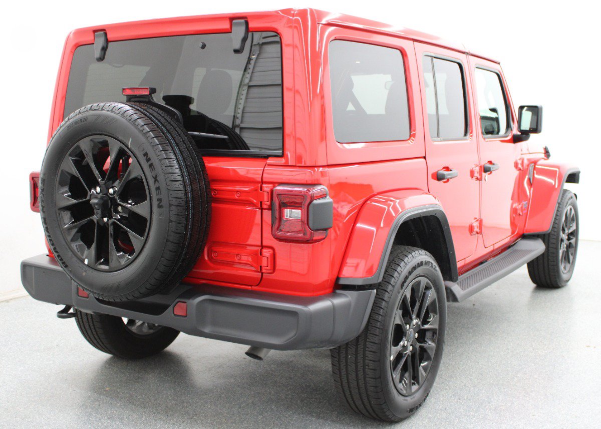 Used 2025 Jeep Wrangler Unlimited Sahara AWD/4WD image 5