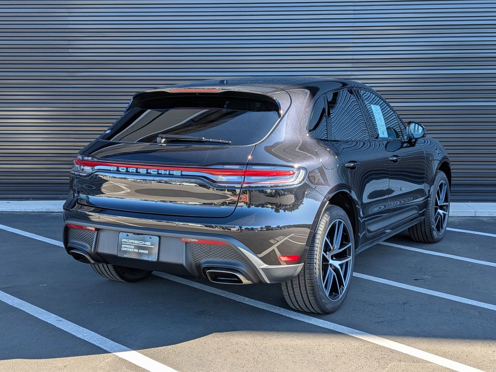Certified 2025 Porsche Macan image 9