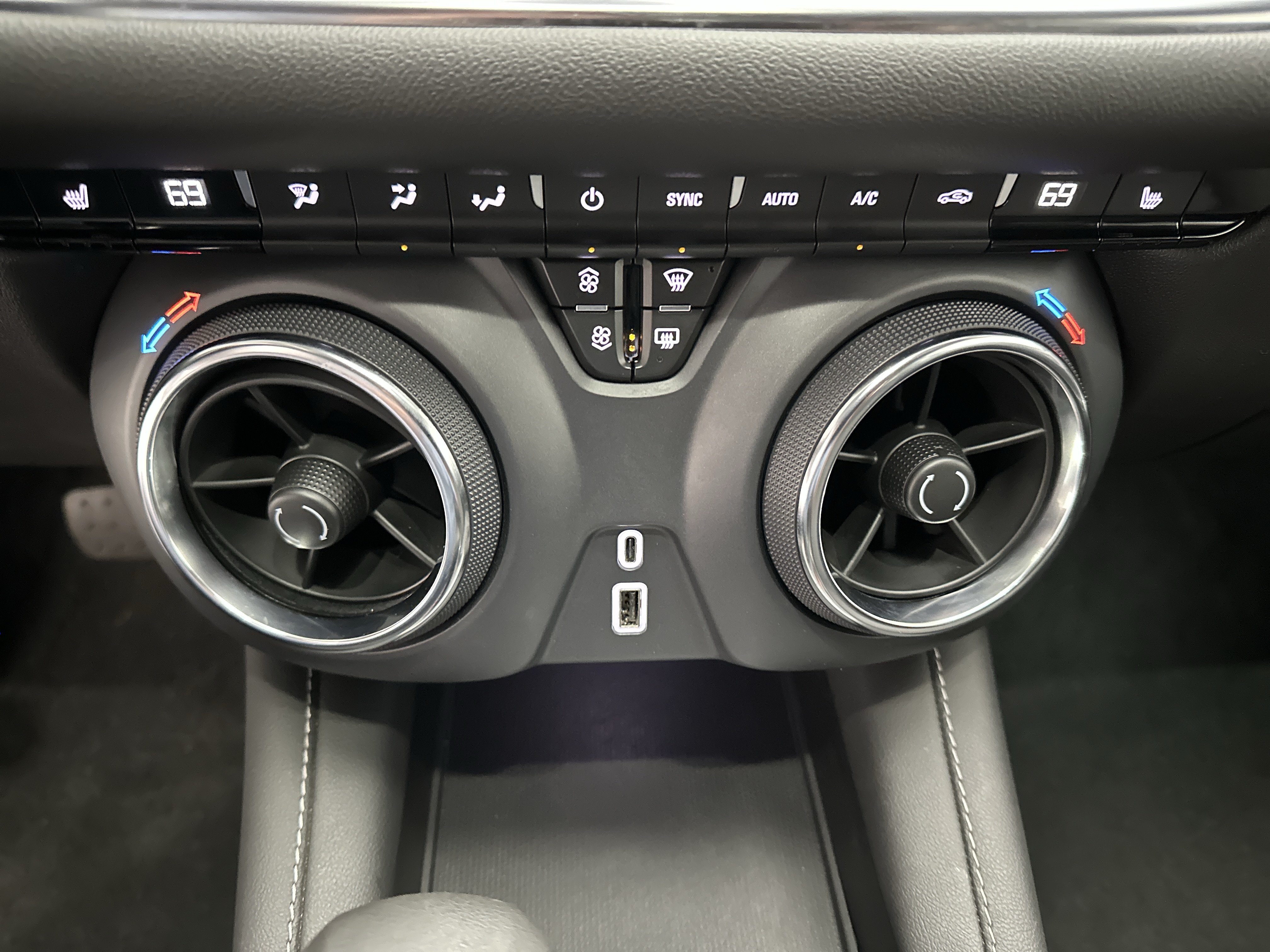 Used 2025 Chevrolet Blazer LT FWD image 30