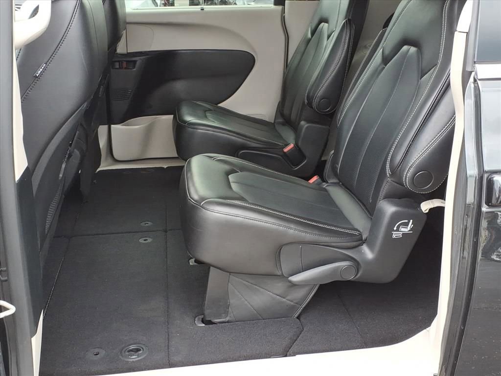Used 2023 Chrysler Pacifica Touring-L FWD image 12
