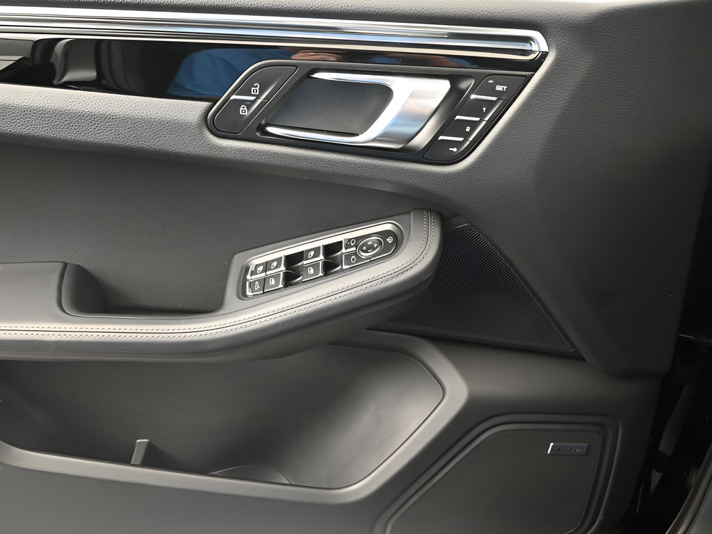 Certified 2026 Porsche Macan AWD/4WD image 12