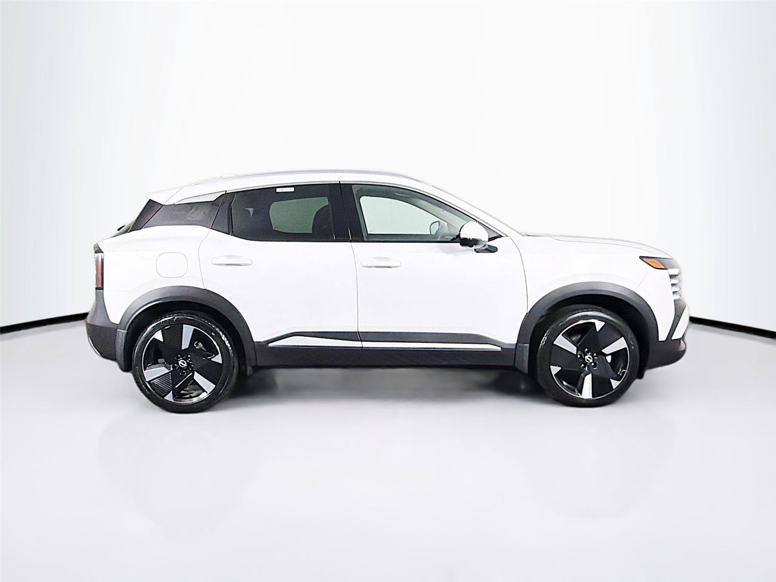 Used 2025 Nissan Kicks SR w/ SR Premium Package AWD/4WD image 12