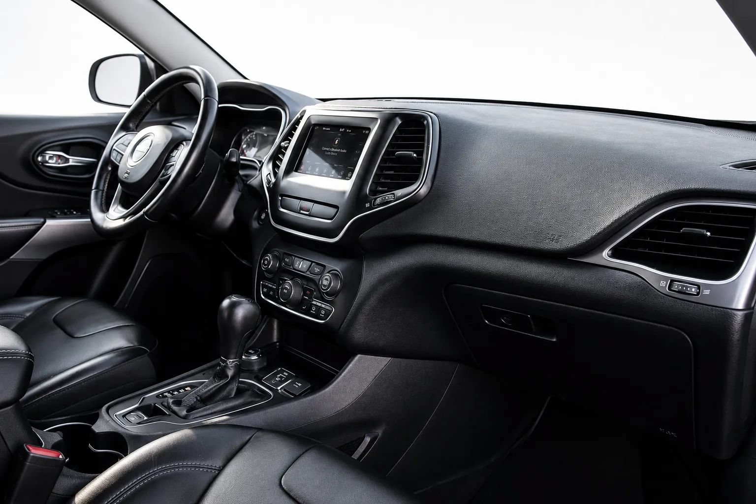 Used 2019 Jeep Cherokee Latitude Plus AWD/4WD image 16