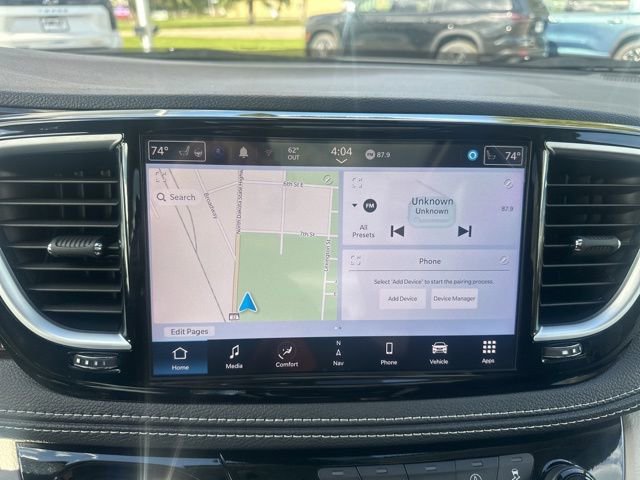 Used 2024 Chrysler Pacifica Limited image 25