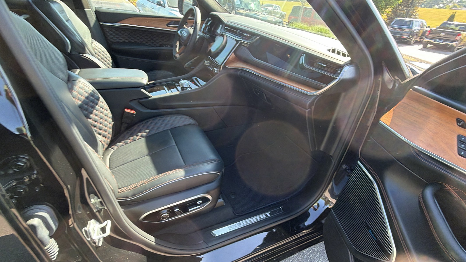 Used 2025 Jeep Grand Cherokee Summit AWD/4WD image 20
