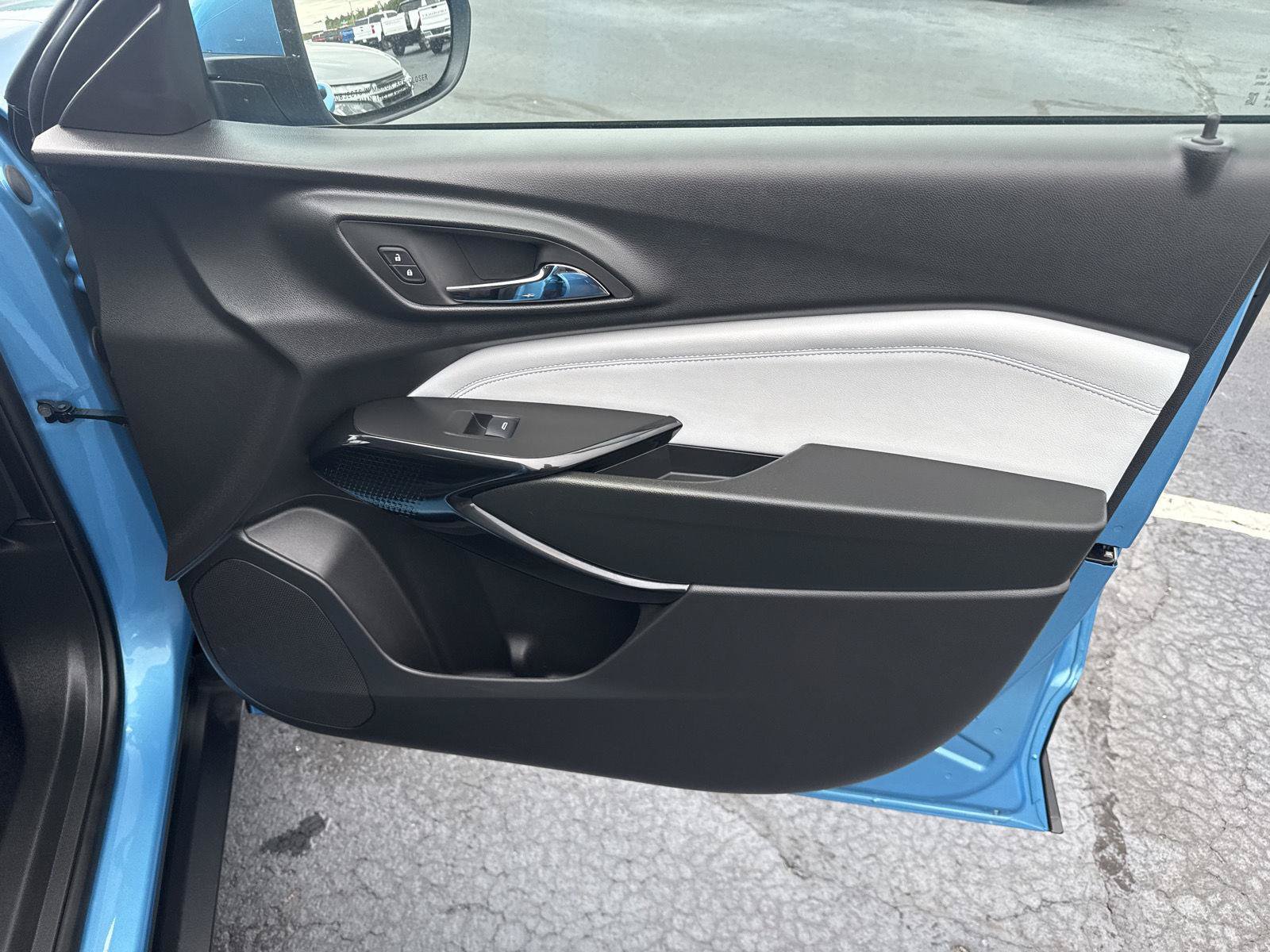 Used 2025 Chevrolet Trax LT FWD image 17