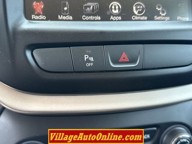 Used 2017 Jeep Cherokee Latitude w/ Comfort/Convenience Group AWD/4WD image 18