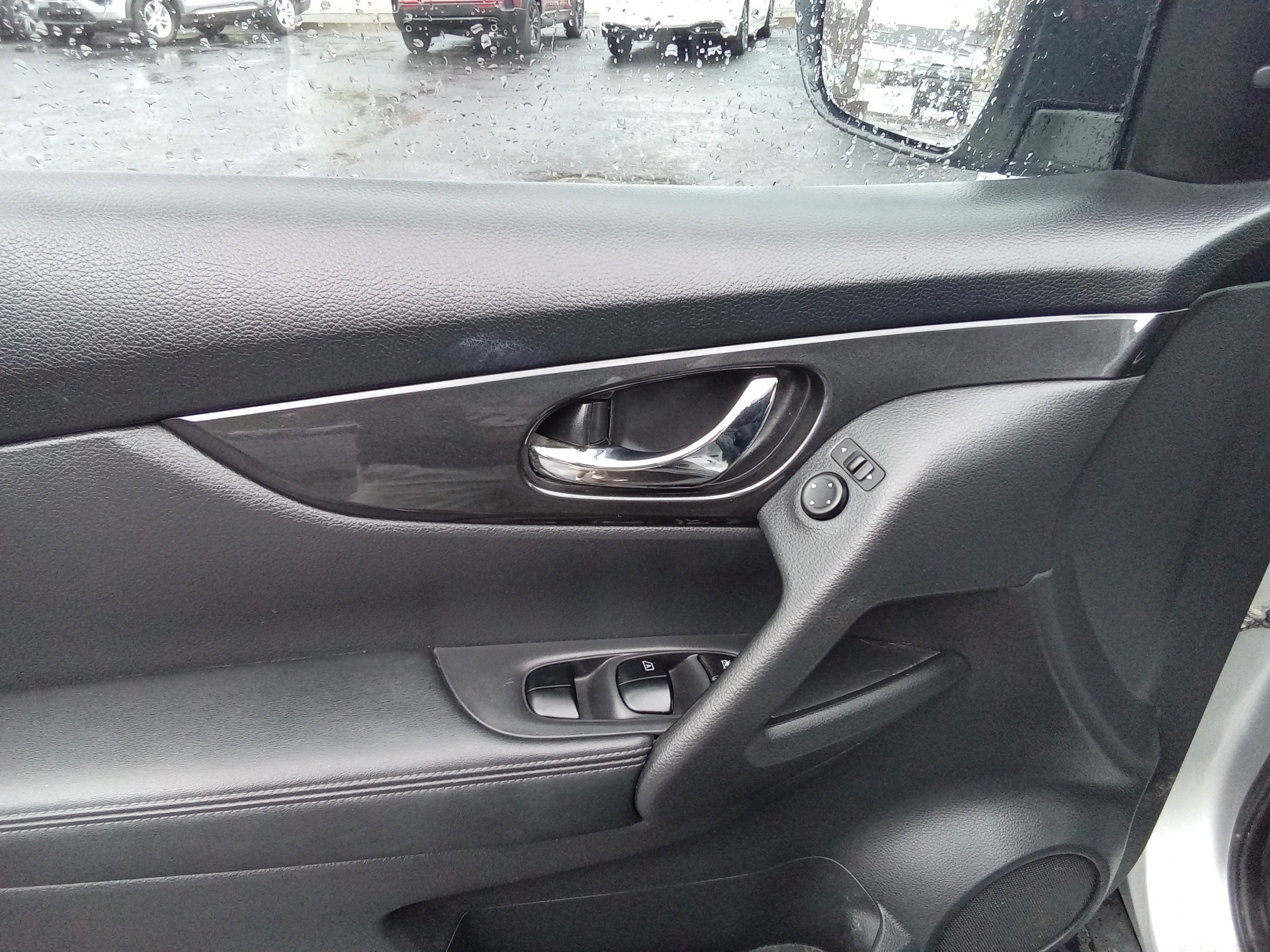 Used 2018 Nissan Rogue SV image 11