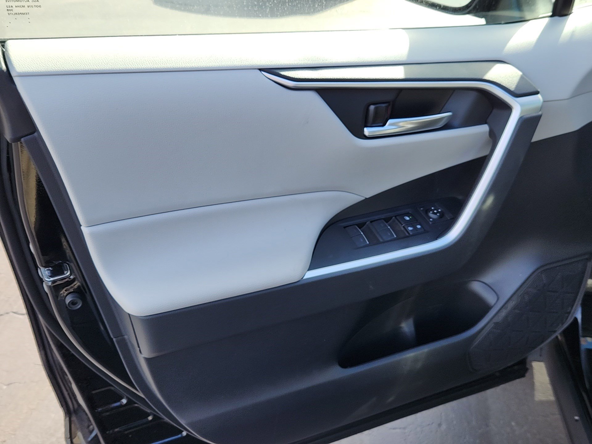 New 2025 Toyota RAV4 XLE image 10