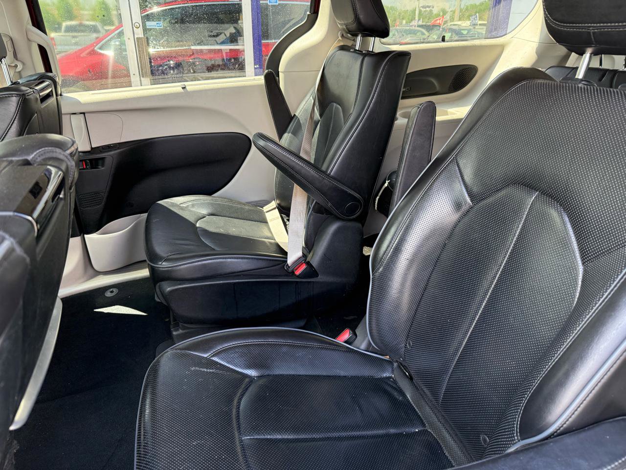 Used 2018 Chrysler Pacifica Limited image 11