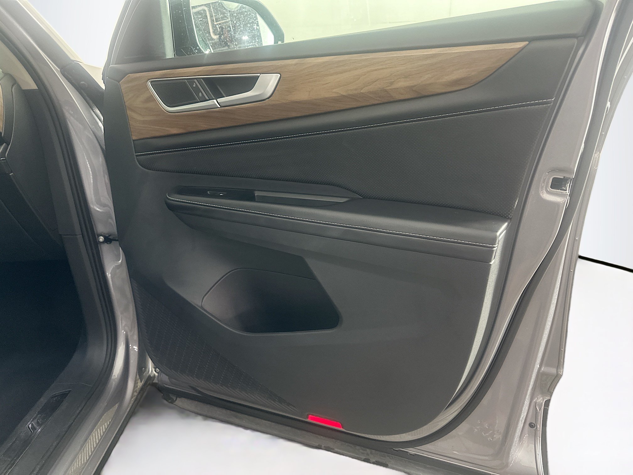 Used 2025 Volkswagen Atlas SE FWD image 33