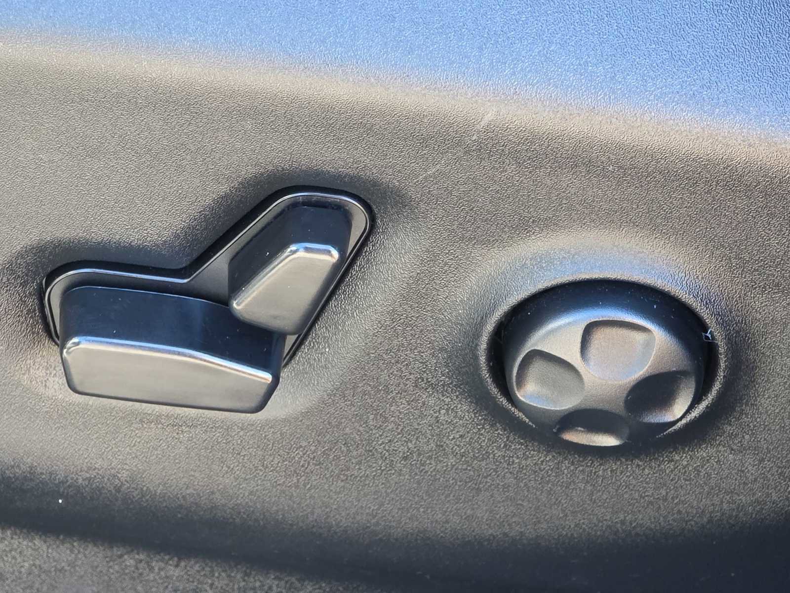 Used 2024 Chrysler Pacifica Premium image 28