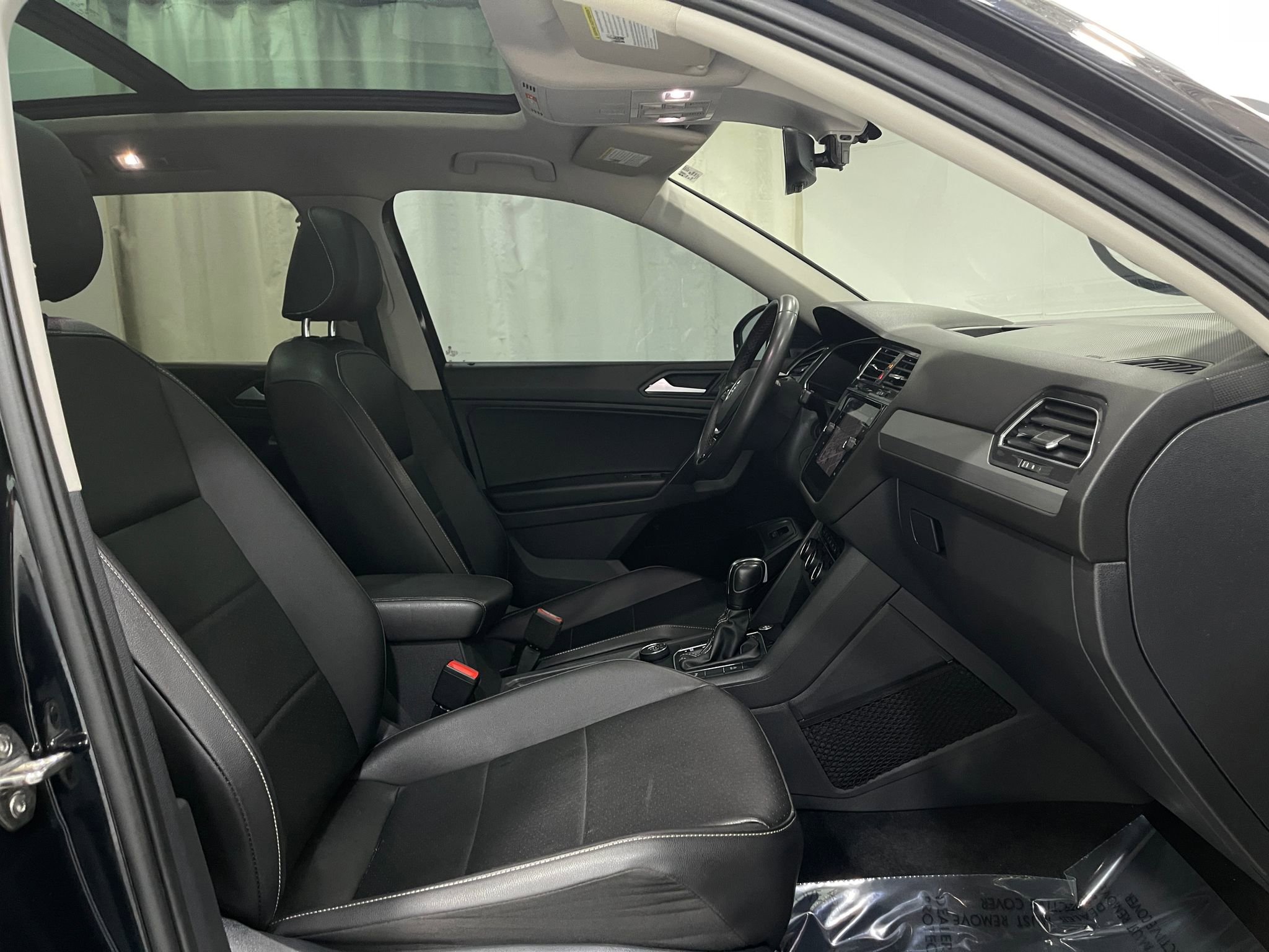 Used 2021 Volkswagen Tiguan SEL AWD/4WD image 33