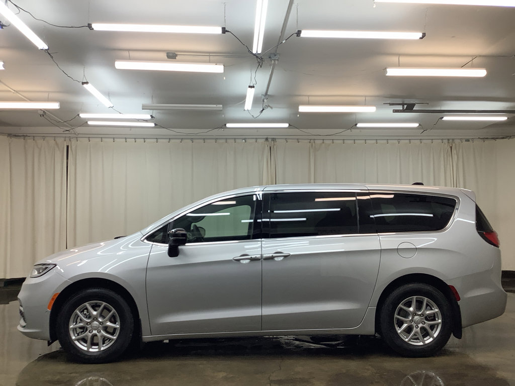 New 2026 Chrysler Pacifica Select FWD image 10