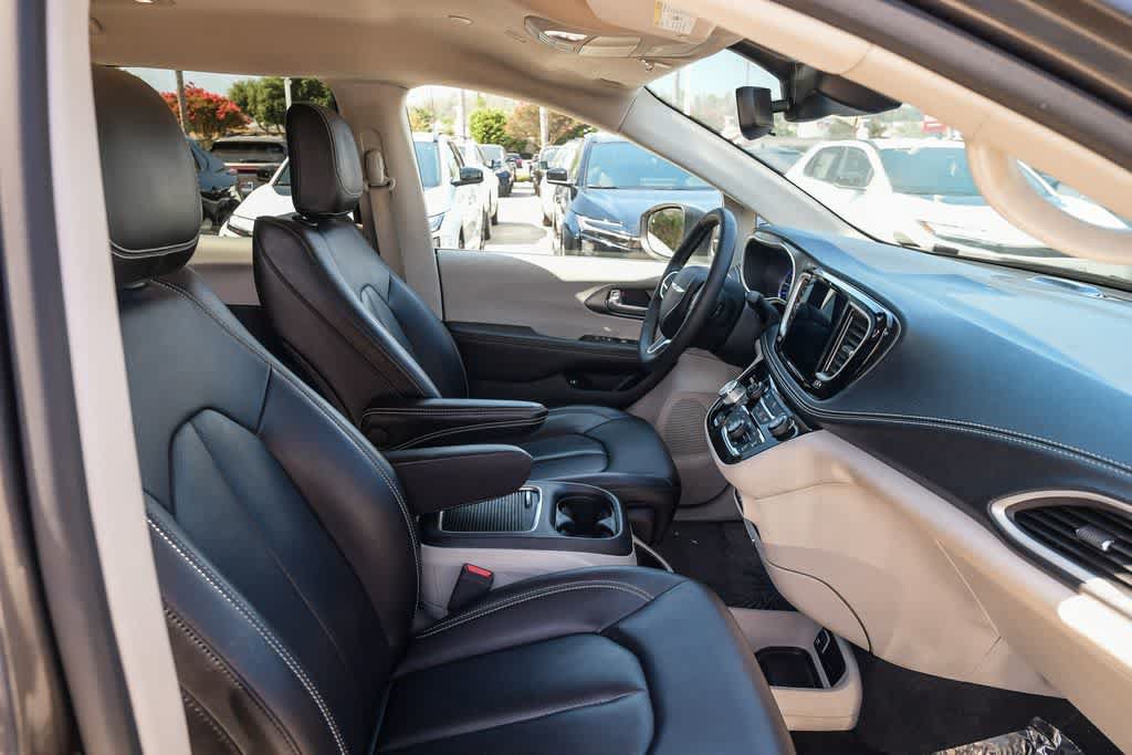 Used 2023 Chrysler Pacifica Touring-L FWD image 15