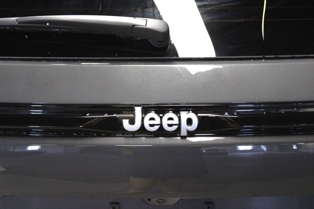 New 2025 Jeep Grand Cherokee Limited w/ Luxury Tech Group II image 37