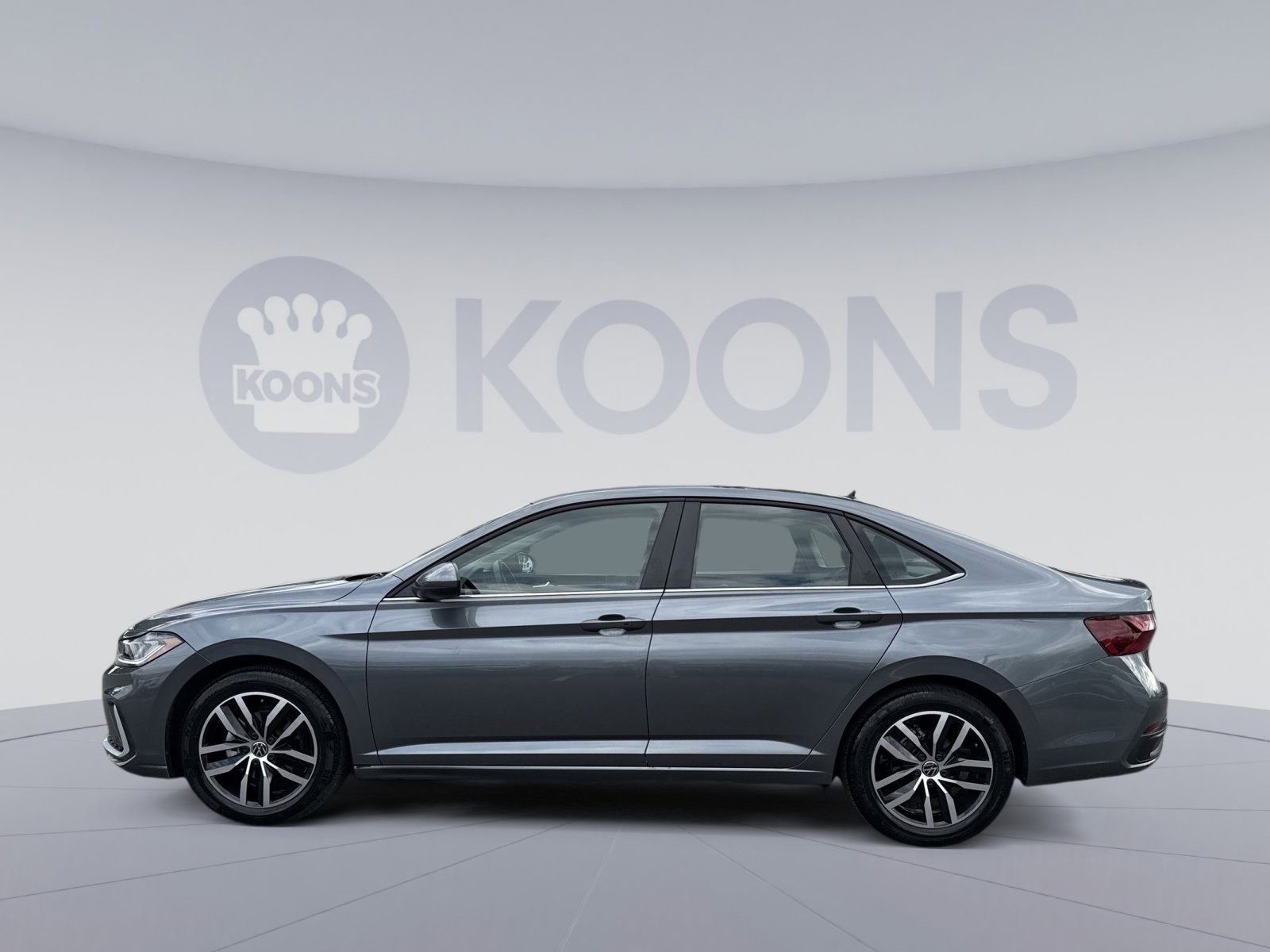 Used 2025 Volkswagen Jetta SE image 2