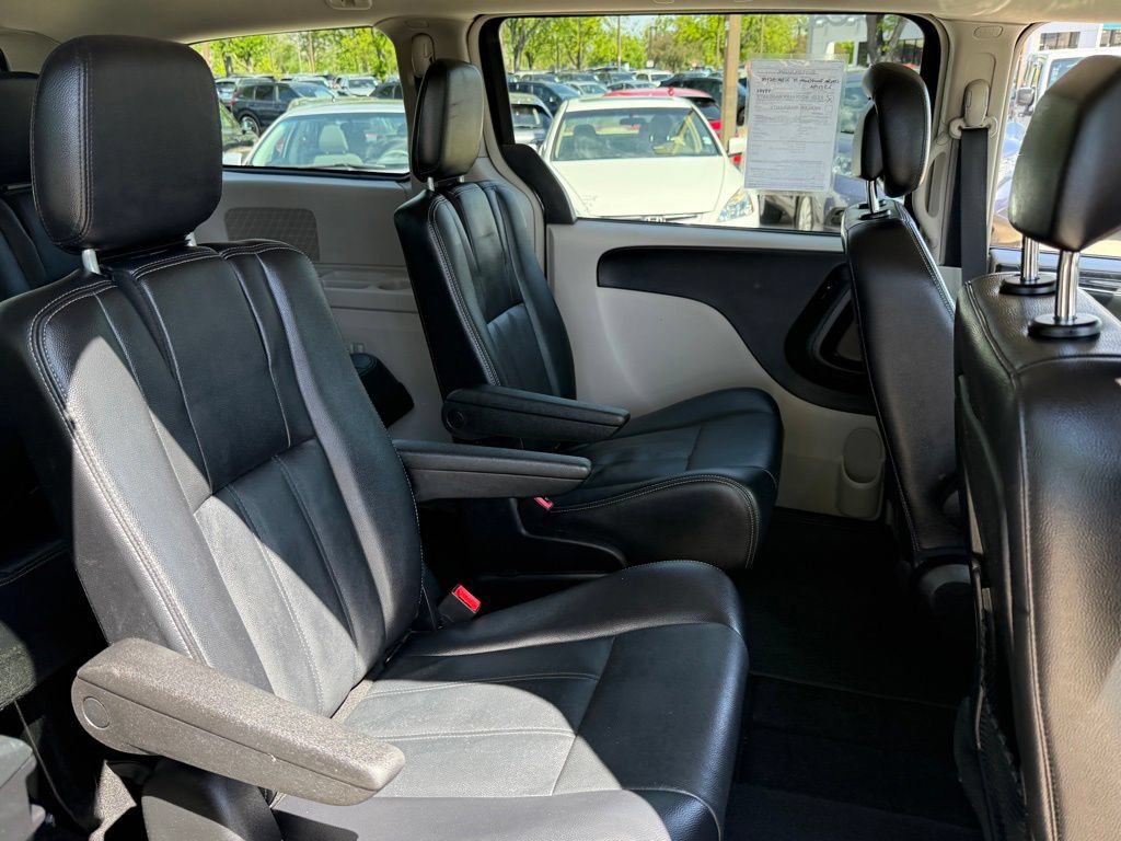 Used 2014 Chrysler Town & Country Touring FWD image 16