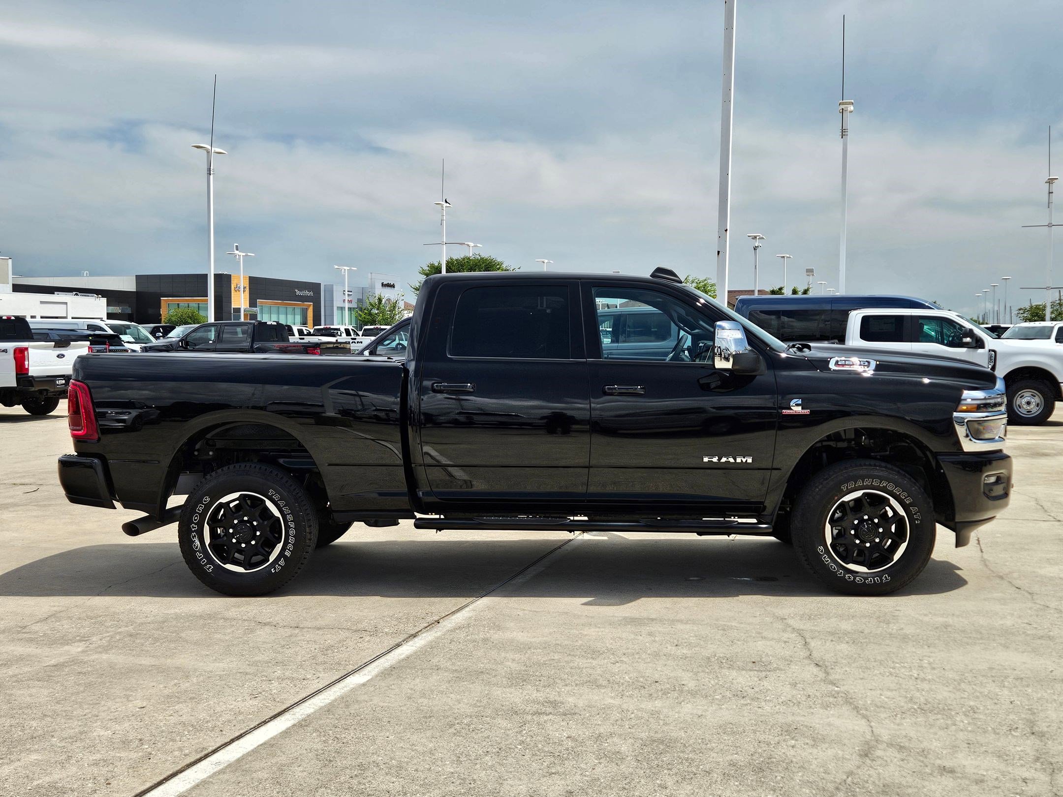 Used 2025 RAM 2500 Laramie AWD/4WD image 2