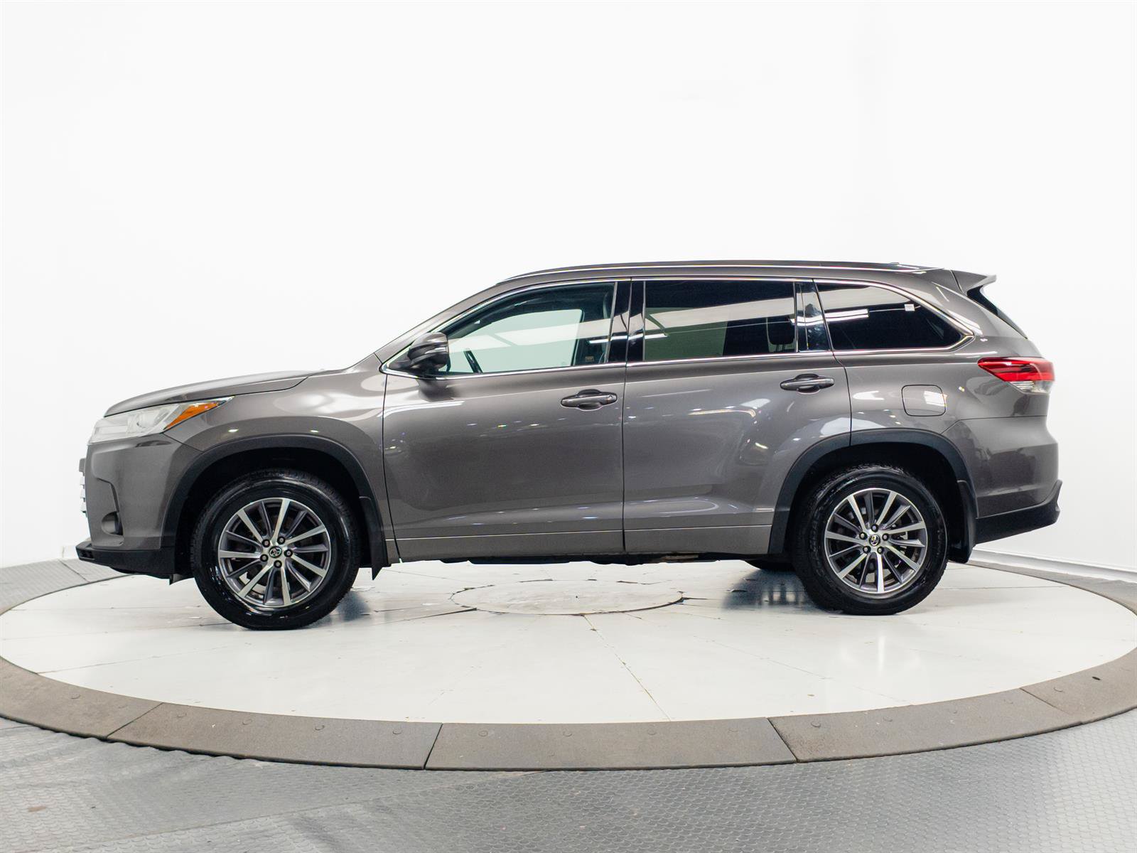 Used 2017 Toyota Highlander XLE AWD/4WD image 9