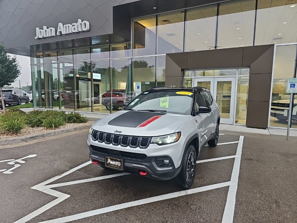 Used 2025 Jeep Compass Trailhawk AWD/4WD image 1