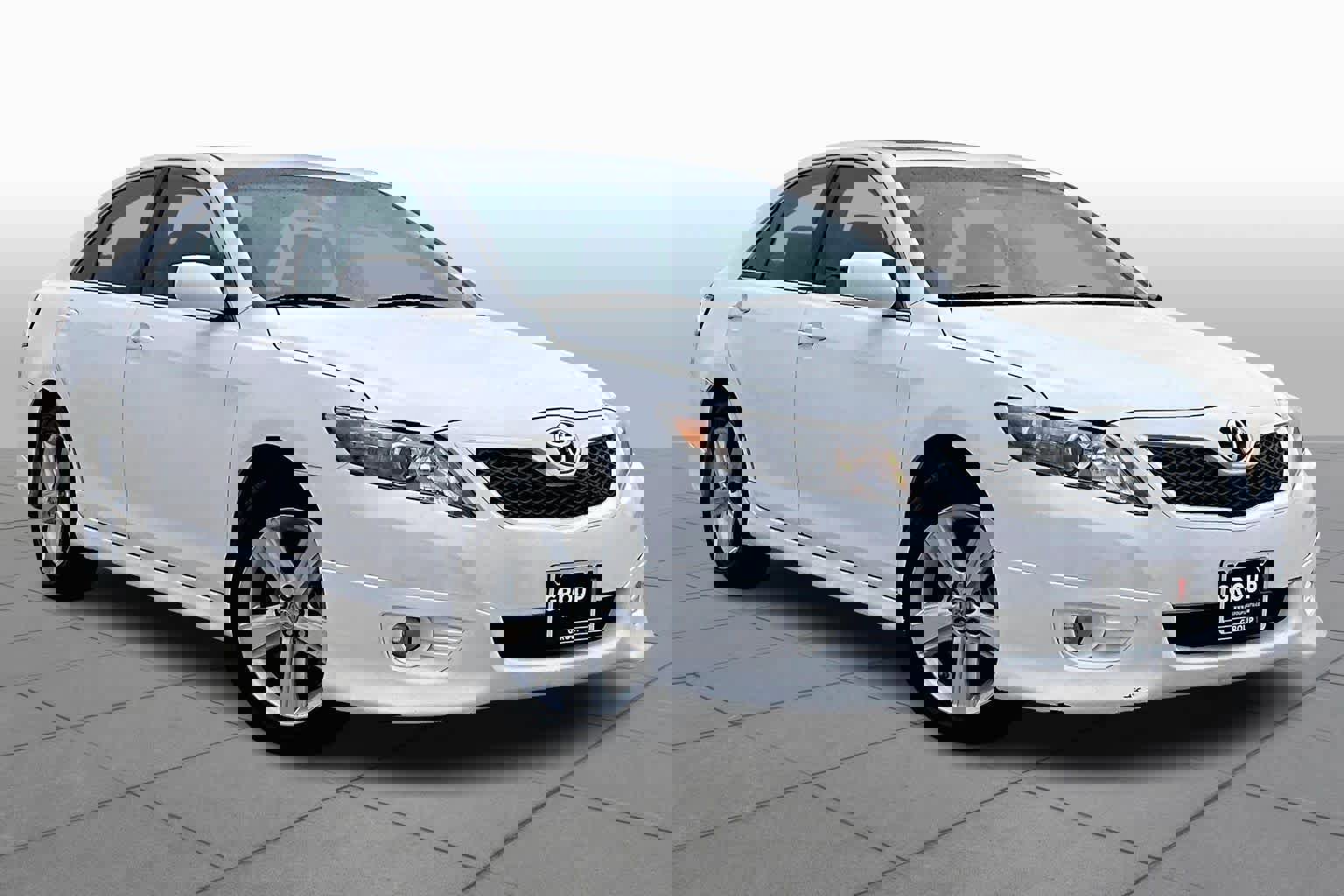 Used 2010 Toyota Camry SE image 2