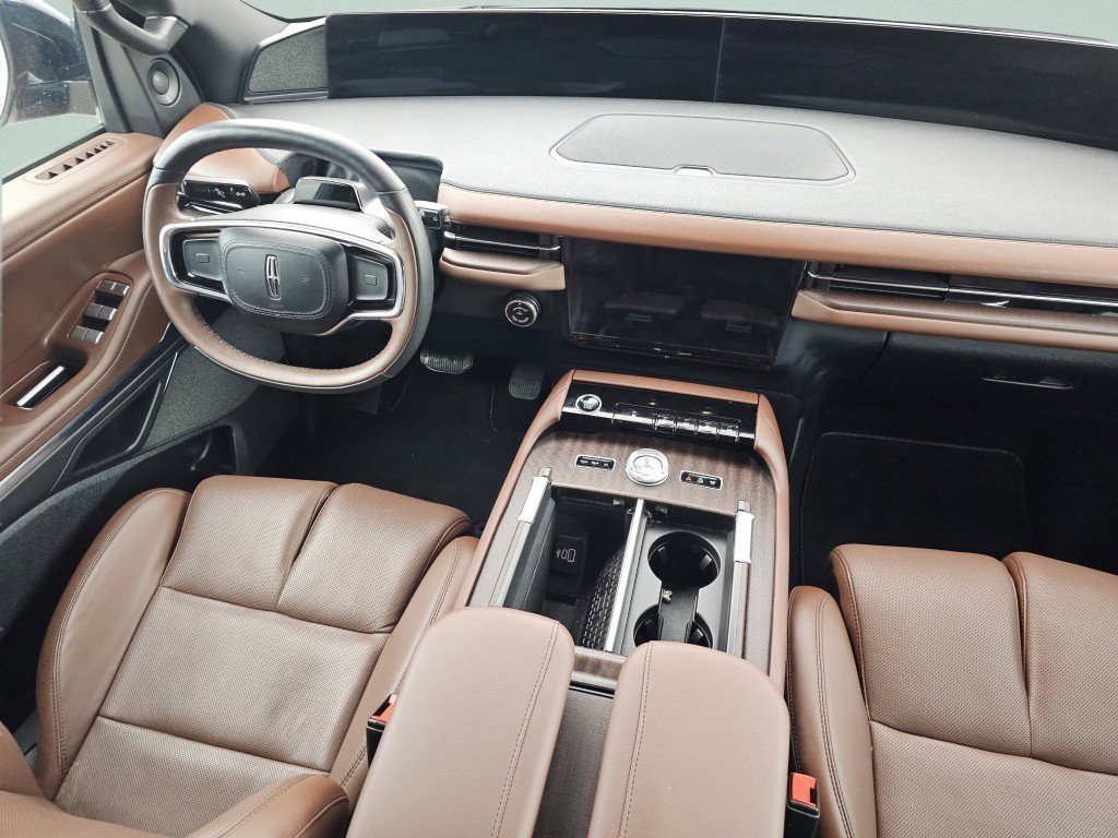 Used 2025 Lincoln Navigator Reserve image 29