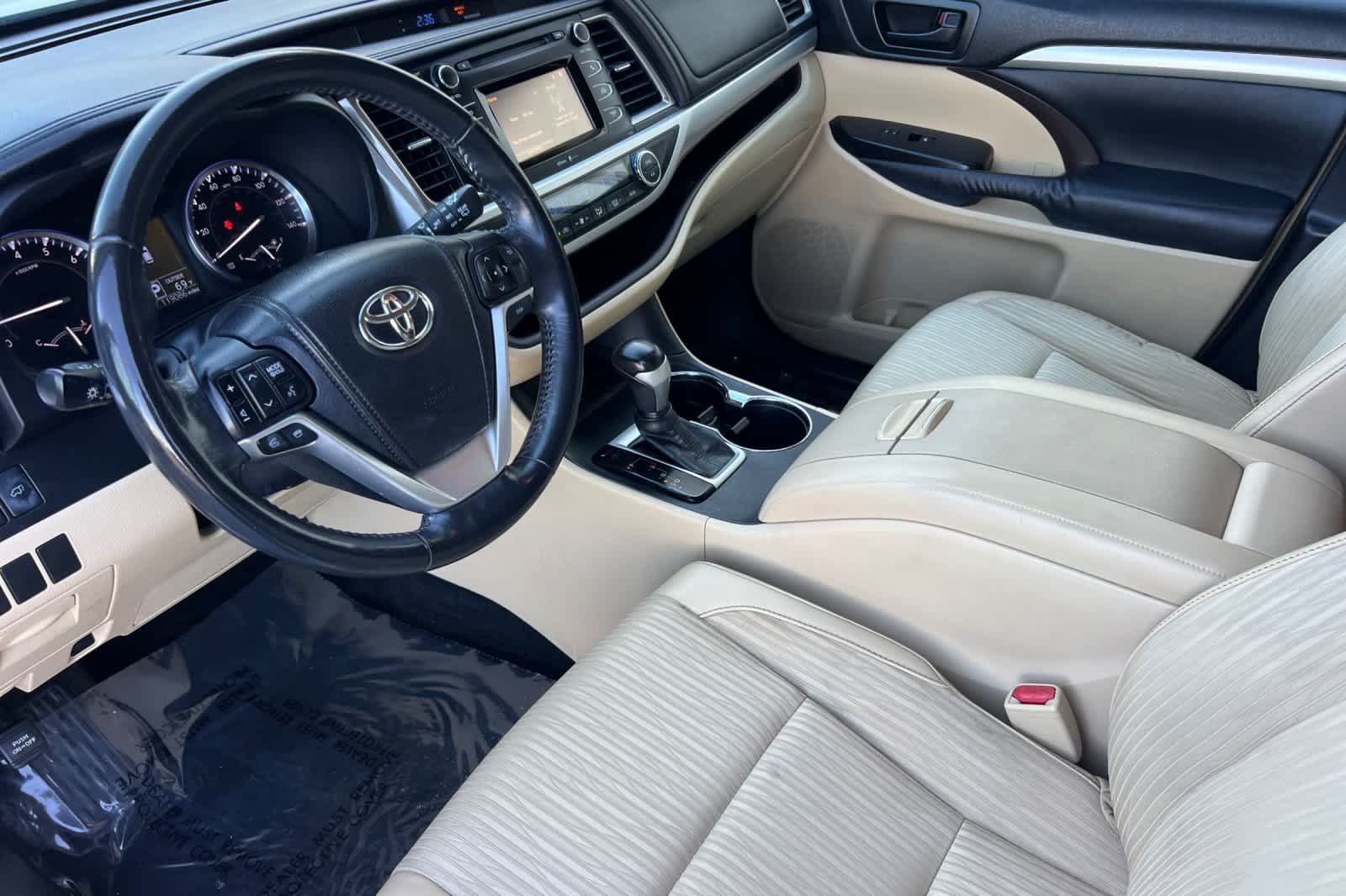 Used 2014 Toyota Highlander Plus FWD image 11